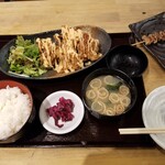 大衆居酒屋 とりいちず - 唐揚げ定食。