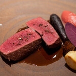 レストラン オオツ - 2022.11 蝦夷鹿ロースト 黒人参 ポルチーニ茸 セルフィーユの根っこ ビーツのピュレ