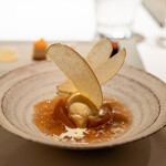 レストラン オオツ - 2022.11 青森産ふじ（林檎）コンポート 青森産あかね（林檎）ジュレ シナモンアイスクリーム 林檎チップス