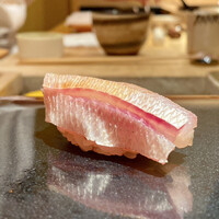 鮨 あらい - 春子鯛 昆布締め
                    皮目の輝きに薄いピンク色が映えて美しい！
                    昆布で締める事で、少し身は脱水されその分昆布の旨味が浸透してます。
                    メイちゃんのシャリが個人的には一番好み、種とのバランスが誠に良いのです♪