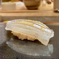 鮨 あらい - カンヌキ（サヨリ）
                      素晴らしい！！
                      今シーズン初めてカンヌキサイズのサヨリをいただきましたが、透き通るような身の美しさは言うまでもなく、青魚らしい旨味とほろ苦さに脱帽しました。
