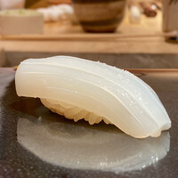 鮨 あらい - 出水のスミイカ
                    すっかり大きく成長したスミイカは肉厚ですね！
                    縦に包丁を入れ振り塩をすることで、甘みが強く感じられます♪
                    食感も良くこれは美味しい！