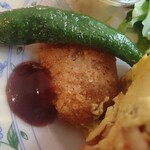 PEACE CAFE & STORE - ●大豆ミートフライ　なかなか歯ごたえあって、アツアツのうちにソースつけるぶんには肉のそれとあまり変わらない味わいですミャ