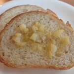 PEACE CAFE & STORE - ●ガーリックトースト　全粒粉ブール系パンの8mmほどスライス、刻みニンニクとオリーブオイル？のみでも味わいよく