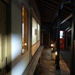 中村屋総本山 - 店外には並び客用の椅子完備