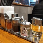 中村屋総本山 - テーブル席の調味料