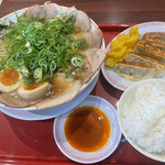 ラーメン魁力屋 - コク旨特製醤油全部のせラーメン（大盛）1023円　餃子定食　286円