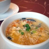 莉苑 - スープは日替わりかしら。お仕着せでは無く、ちゃんと美味しく、これを頂くと夜も訪れてみたいと思う。