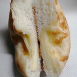 ポンパドウル - チーズのパン断面