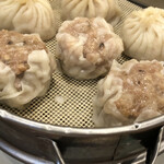 春香園 - 肉汁溢れる小籠包、肉肉しいシウマイ