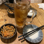 Yakiton Asachan - お通し、ウーロン茶