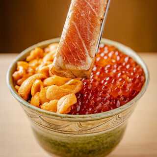 専任焼き師が手掛ける炙りトロ入りの贅沢な3色丼コース