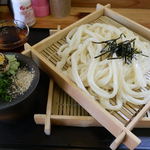 うどん かえで - ざるうどん(大)はこの状態で運ばれる