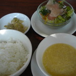 龍天楼 - 週替りランチのセット。（１０５０円で、２品選べます）