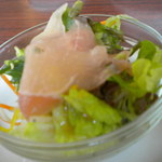 龍天楼 - 生ハムサラダ。入りから手抜き感ゼロの本気度が伝わってくる。