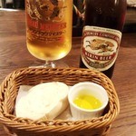 レンガ坂スペインバル シオノ - 小瓶ビール＋お通しのパン