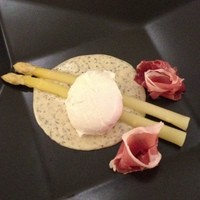 チェント - 黒トリュフソースの白アスパラ
                ポーチドエッグ乗せ
                
                生ハムの塩味と生卵が黒トリュフソースにさらにコクを与えておりました
                
                満足☆*:.｡. o(≧▽≦)o .｡.:*☆
