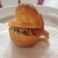 ル・ブルギニオン - アミューズ　グジェール、　ブルゴーニュの郷土料理 シュー生地に豚ばら肉の塩漬けとパセリ、汁が垂れるので一口でパクリ