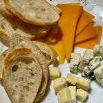 フランス大衆食堂ブイヨン本郷3 - チーズ盛り合わせが急場を凌いでくれました