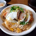 RAKU - カツ丼(ハーフ) 700円(税込)。