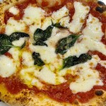 Zecchini Pizza Bancarella - pizza margheritaです　モッツァレッラの蕩け具合が最高　香りも抜群