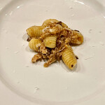 f - 自家製ニョッキはコニーリョとファッジョーリを合わせてあります