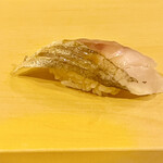 鮨駒 - 梭子魚は3枚に薄く切りつけて握ります　これは味がしっかり感じられて良いですね