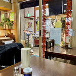 Shinasoba Itou - テーブルには白胡椒と七味唐辛子が用意されているのが中華そば屋らしい