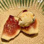 オオクサ - 完熟無花果の上に乗っているのはマスカルポーネ　口がさっぱりしてまた焼鳥に向かえます（過去撮影分）