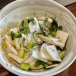 お好み焼き 鉄ちゃん - 自家製塩ダレの蕪サラダ　胡麻油の効いた塩ダレが後引きです