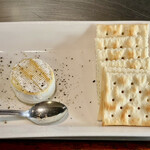 お好み焼き 鉄ちゃん - カマンベールチーズは鉄板で温めるだけで極上の趣向に早変わり