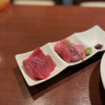 酒肴場 屯 - 赤身と中トロそれぞれ3切れづつ
