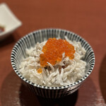 酒肴場 屯 - お代わりのご飯にも釜揚げシラスとイクラのサービス