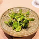 鮨　縁 - 香草に和風のドレッシング、下には