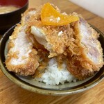 とんかつ 栄ちゃん - 塩、ソースによって見える顔が違うのがすごく楽しい