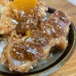 とんかつ 栄ちゃん - 脂身にソースをかけて甘さマシマシ
