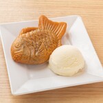 Taiyaki and vanilla ice cream