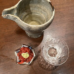 更科藤井 - 梅くらげをいただきながら金沢の日本酒「加賀鳶」で乾杯。