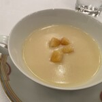 ソラリア西鉄ホテル - スープはジャガイモとネギの温かいポタージュ。