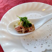 メインダイニングルーム - 鰹とリンゴのタルタル