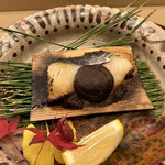 赤坂 菊乃井 - 昼懐石１５７３０円。鰆杉板焼き。鰆の下にはマッシュルームペーストが敷いてあります。旨味たっぷりのペーストが不思議と鰆にマッチします（╹◡╹）（╹◡╹）