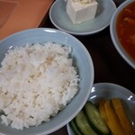 中華料理　とき - ご飯、たくわん、冷やっこ