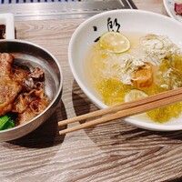 焼肉&手打ち冷麺 二郎 KANAYAMA - お隣のすき焼きも美味でした。卵の黄身が濃厚です。