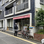 トマト - 外観（店と反対側の路肩に並んでいます）