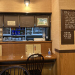 トマト - カウンターは間隔を空け2席で営業