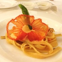 チェント - オリーブ入りタリアテッレのトマト尽くしパスタ★
                クリームトマトソースにフルーツトマトが爽やかに入り、パスタを噛むとオリーブの濃厚な甘味が湧き出てきました♪
                美味しい★