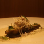 RISTORANTE IL NODO - 渡辺農園の焼きナス もん座丸さんのシラス カレーリーフ 畑のコリアンダーアップ