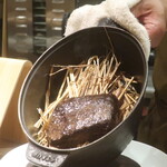 RISTORANTE IL NODO - ストウブ鍋で焼き上がった状態の鹿ロースのプレゼンテーション