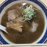 Niboshi Ramen Ikkyuu - 濁った見た目に反し、スッキリした口当たりの豚骨煮干しスープ。