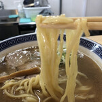 煮干しらーめん19 - 食感も舌触りも良い、菅野製麺所の中太平打ち麺。
